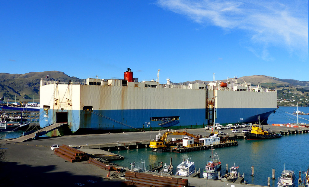 Buque RO-RO blanco atracado en puerto, del tipo que transporta vehículos comprados en subasta hacia Latinoamérica